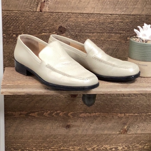 Gucci Cream Textured Leather Loafers - Picture 1 of 5
